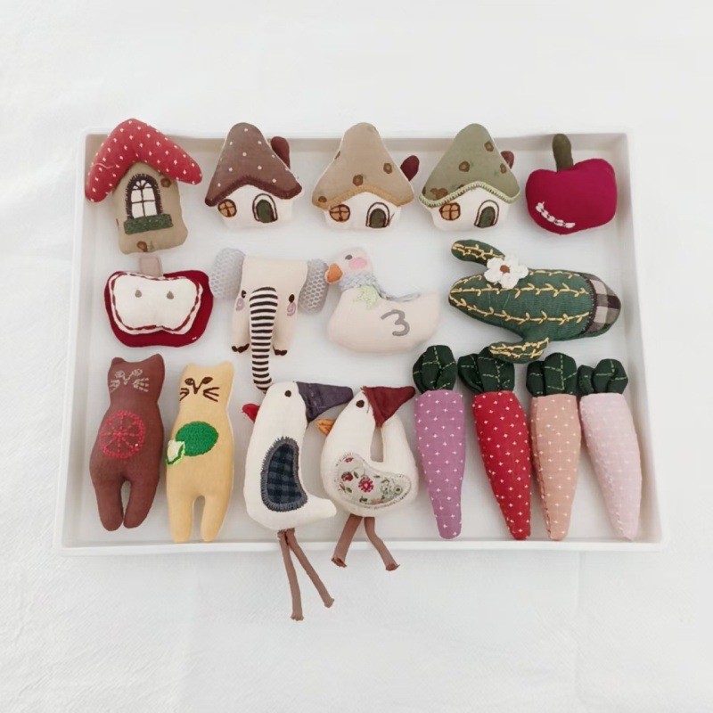 Embroidery House - Broche Adorable Canard Carotte Maison, Épingle